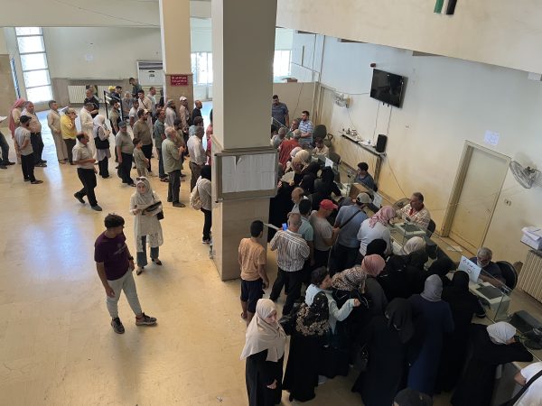 صورة خاصة لصحيفة حماة اليوم توضح الازدحام في مبنى النفوس 